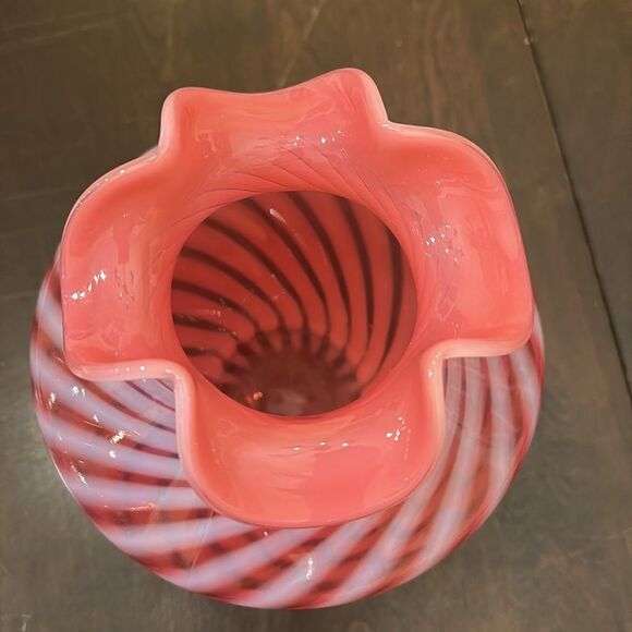 Fenton cranberry opalescent spiral optic glass vase ruffle top - Picture 4 of 5